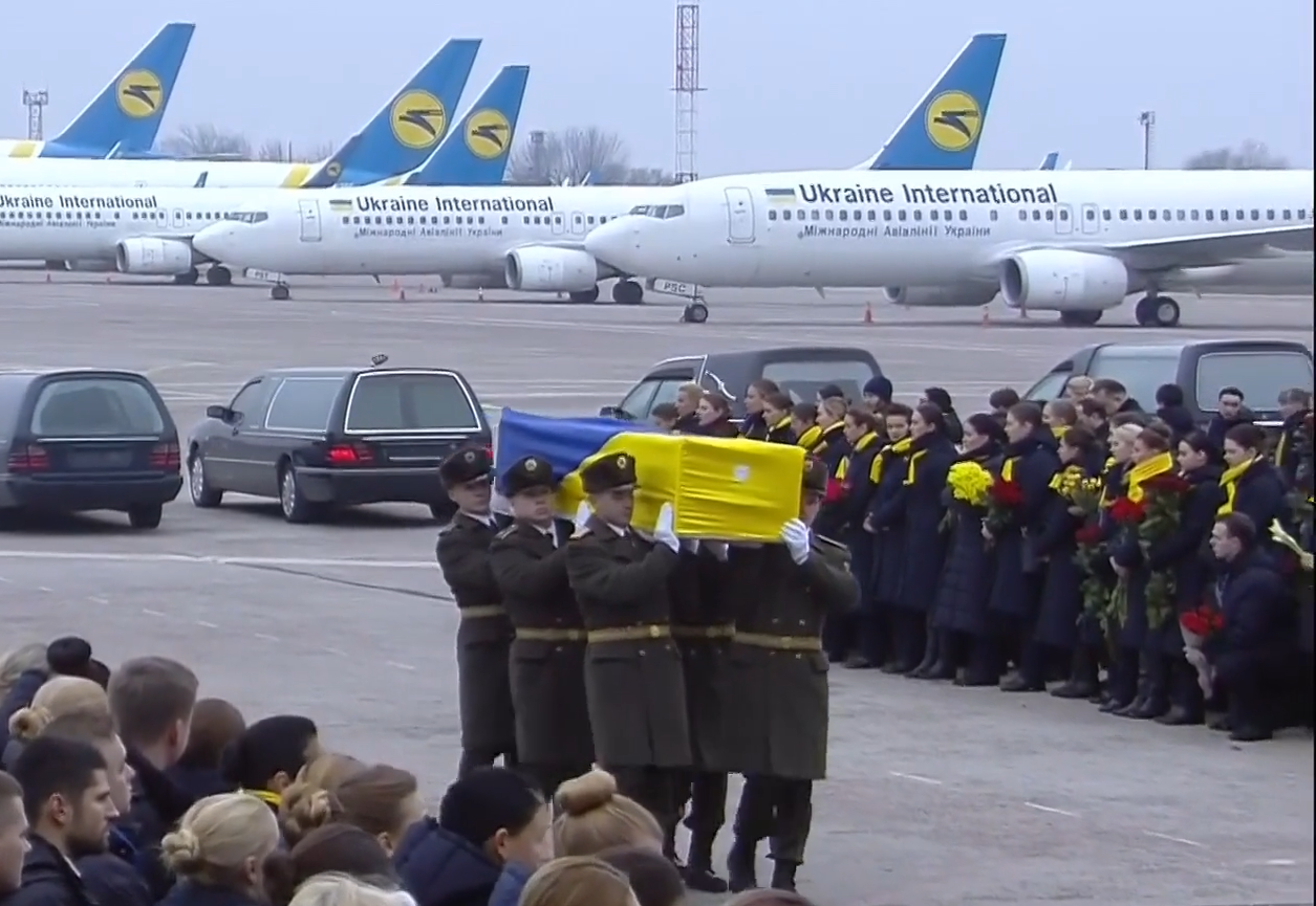 В аэропорту “Борисполь” проходит церемония прощания с погибшими в результате катастрофы самолета МАУ в Иране (фото, видео)