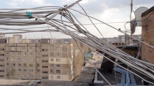 Жители дома на улице Герцена пожаловались, что оптоволоконный кабель интернет-провайдера повредил стену дома