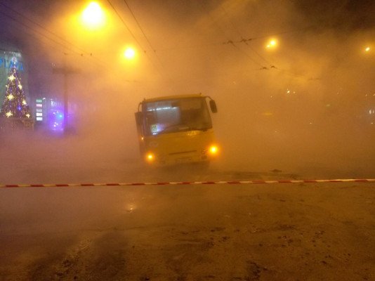 “Киевтеплоэнерго” создало спецкомиссию по рассмотрению обращений граждан, пострадавших при прорыве трубопровода возле ТЦ Ocean Plaza
