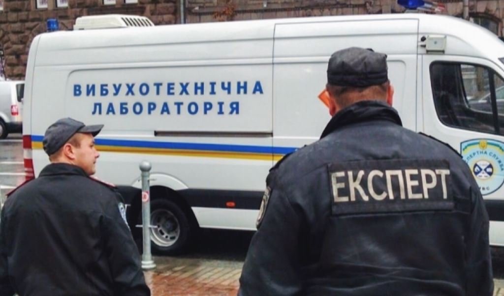 Правоохранители взорвали подозрительный предмет посреди улицы на столичном Печерске