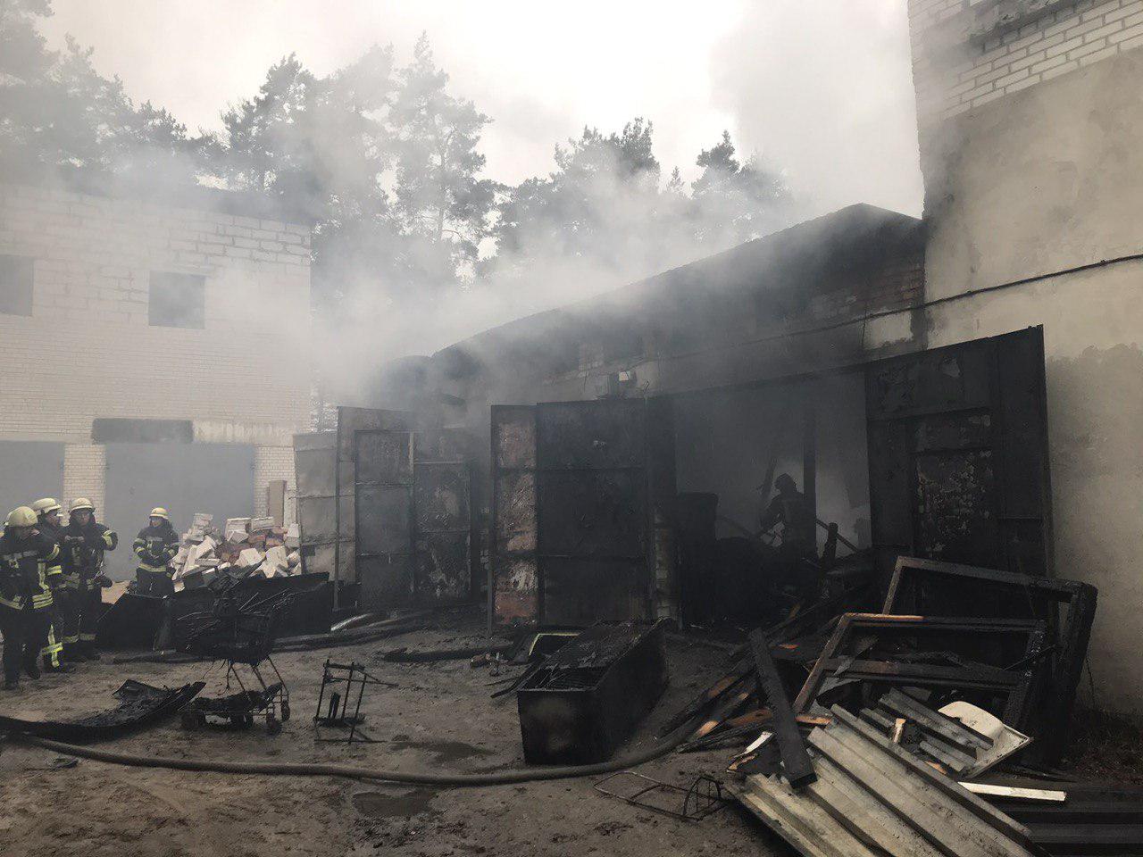 В Дарницком районе Киева горел гаражный кооператив (фото)