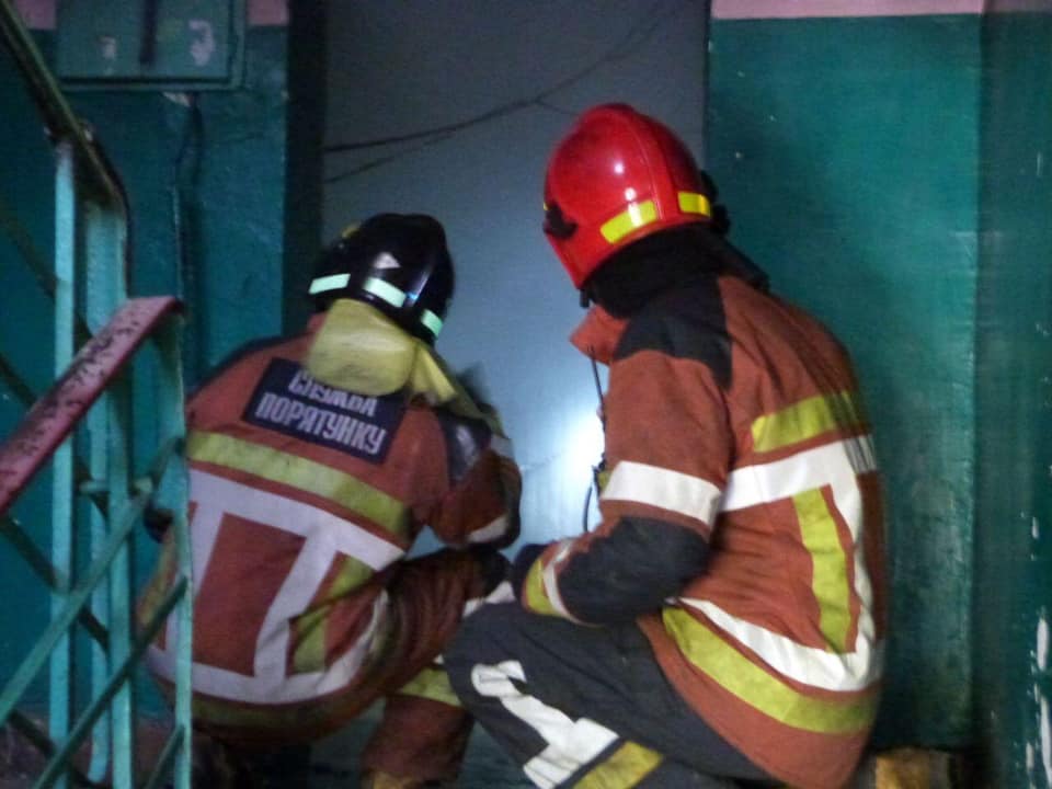 В Киеве спасатели при помощи лестницы через балкон эвакуировали мужчину из горящей квартиры