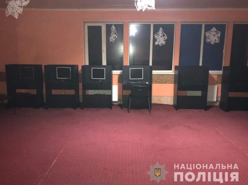В селе Белоцерковского района Киевщины выявили подпольный зал игровых автоматов (фото)