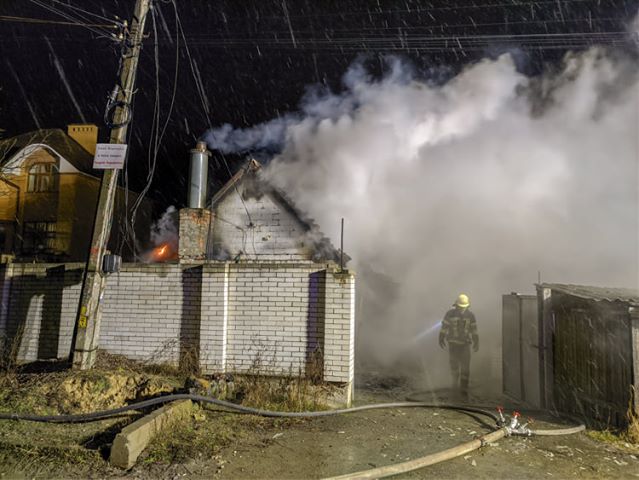 В Киеве при пожаре в частном доме погиб человек (фото)