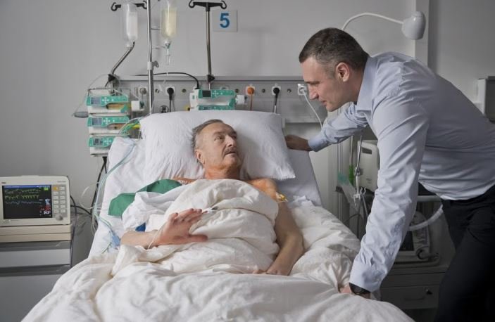 За бюджетные 5 млн гривен в коммунальной больнице Киева мужчине пересадили механическое сердце (фото)