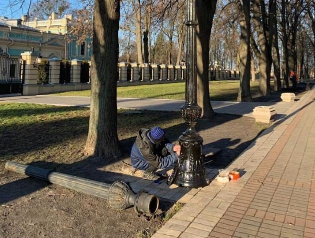 В “Киевгорсвете” сообщили, что обязали подрядчика заменить скандальные фонари в Городском саду