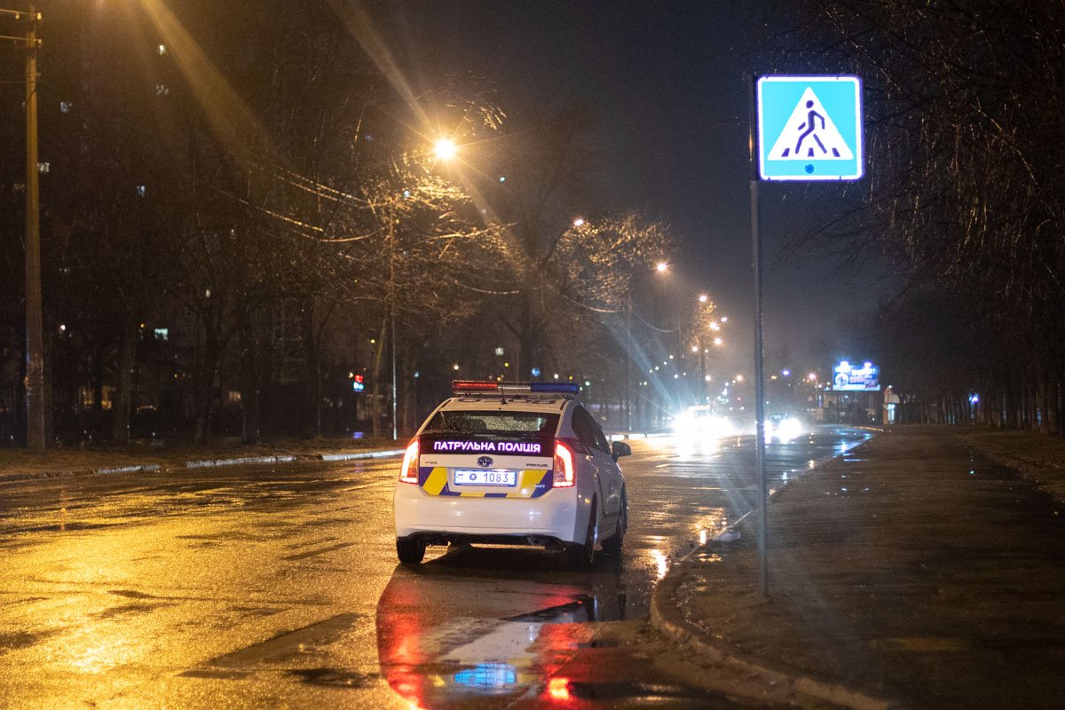 На Троещине водитель Ford сбил женщину на пешеходном переходе и скрылся (фото)