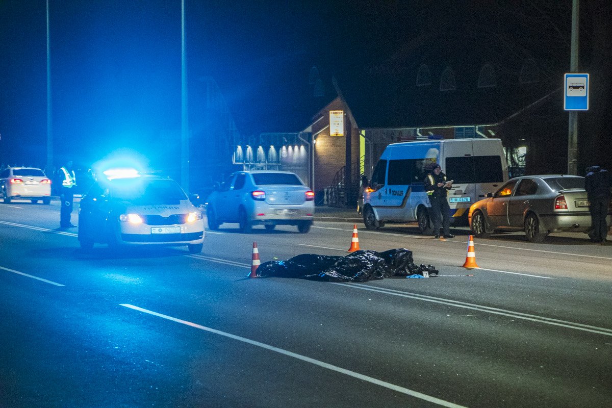 В Броварах полицейский на автомобиле сбил людей на пешеходном переходе, один из них погиб (фото)