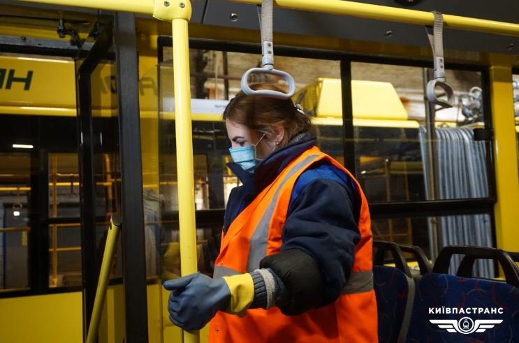 В Киеве начали ежедневно дезинфицировать салоны общественного транспорта