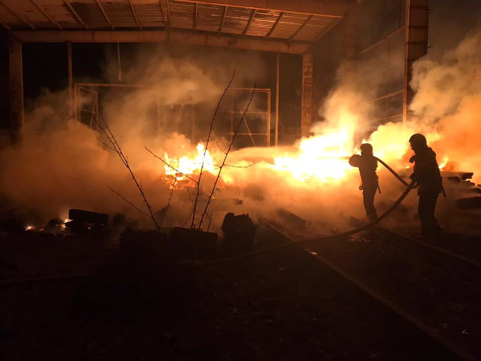 На столичной Дарнице произошел пожар в ангаре депо (фото)