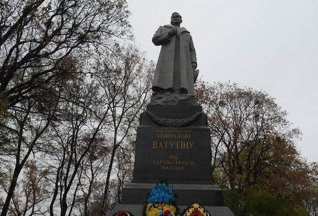 Киевляне предлагают перенести могилу Ватутина из Мариинского парка на кладбище