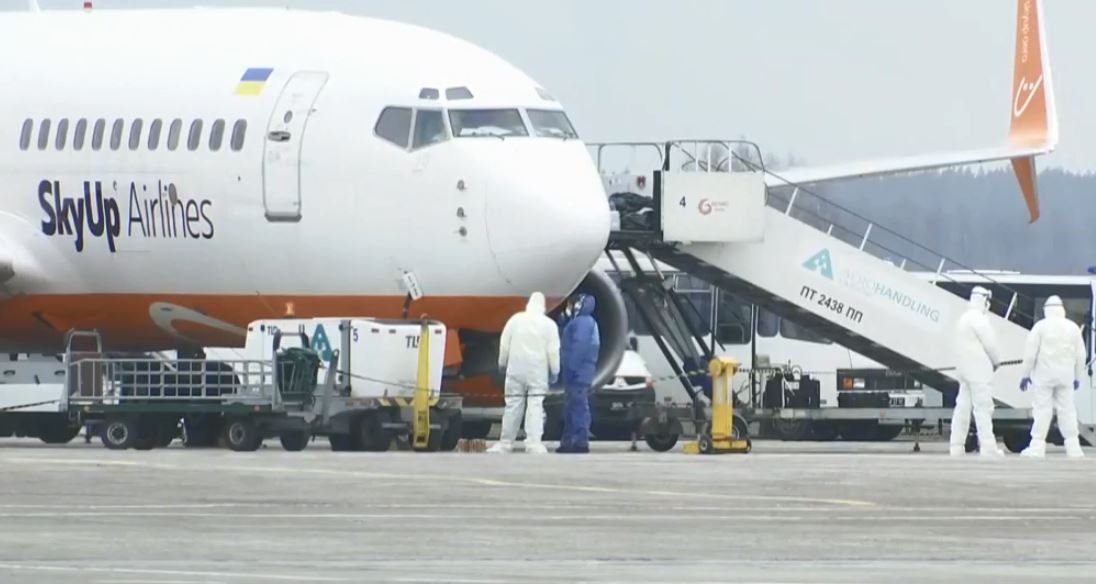 Самолет с эвакуированными из китайского Уханя приземлился в аэропорту “Борисполь” на дозаправку (видео)