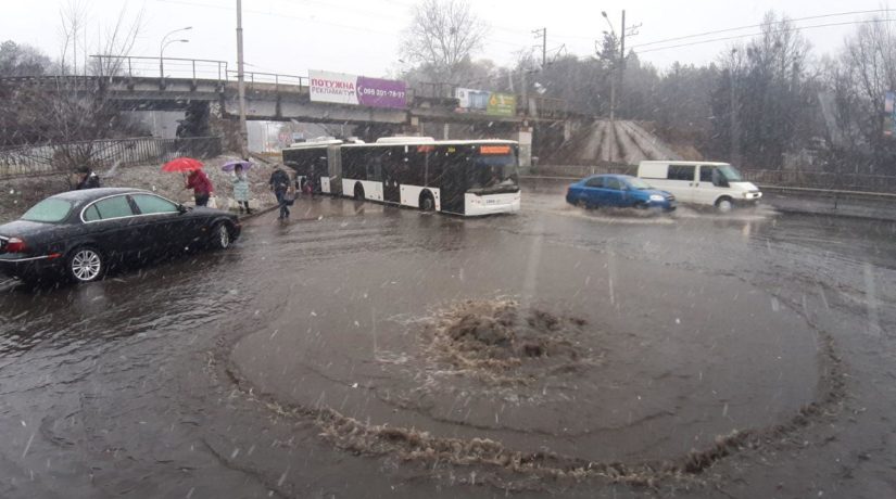 Около станции метро “Сырец” в Киеве затопило дорогу, из-под земли бил фонтан (фото, видео)