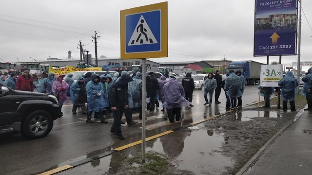 В Чабанах под Киевом митингующие перекрыли Одесскую трассу (фото)
