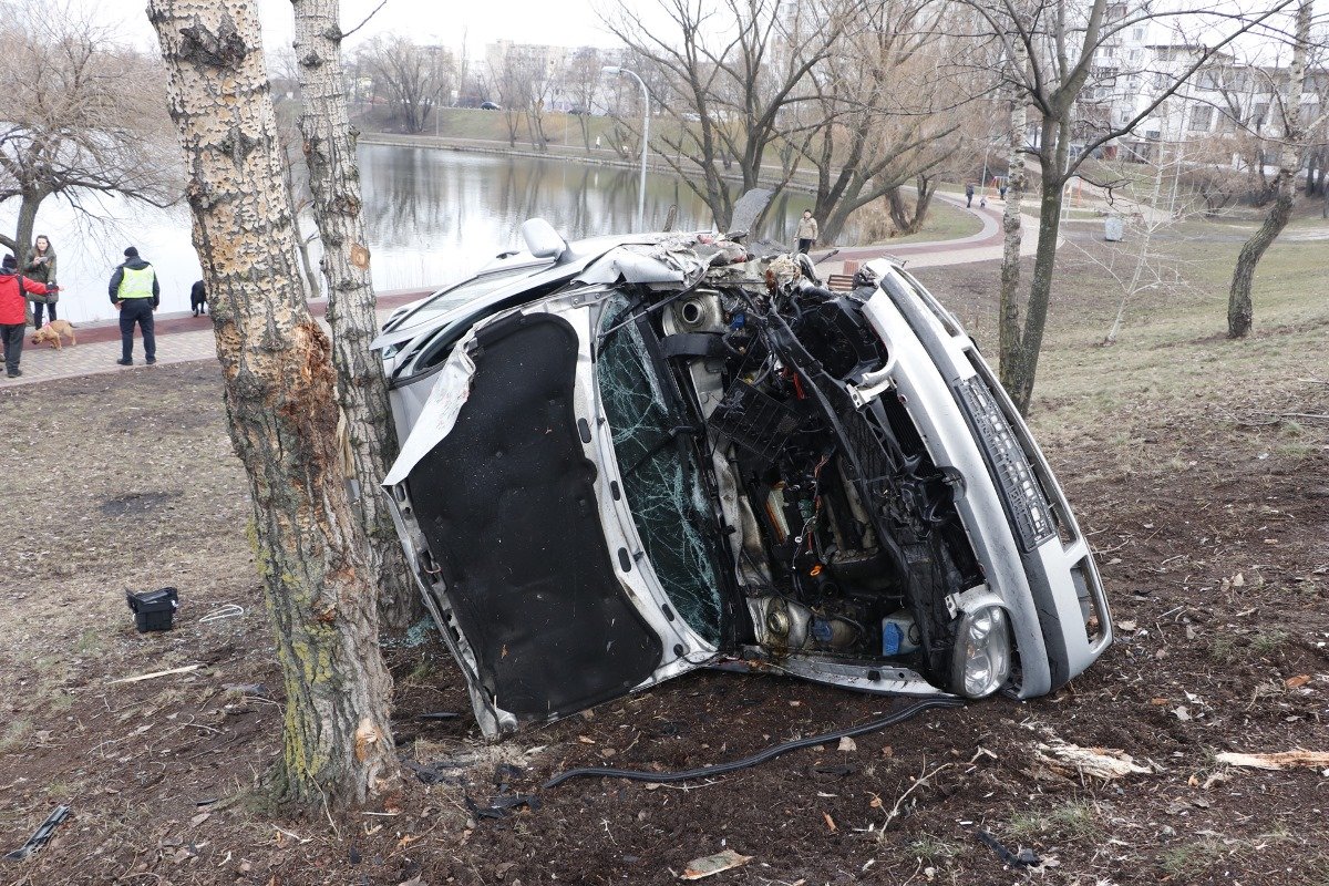 На Березняках в результате ДТП автомобиль перевернулся и чуть не угодил в озеро Тельбин (фото, видео)
