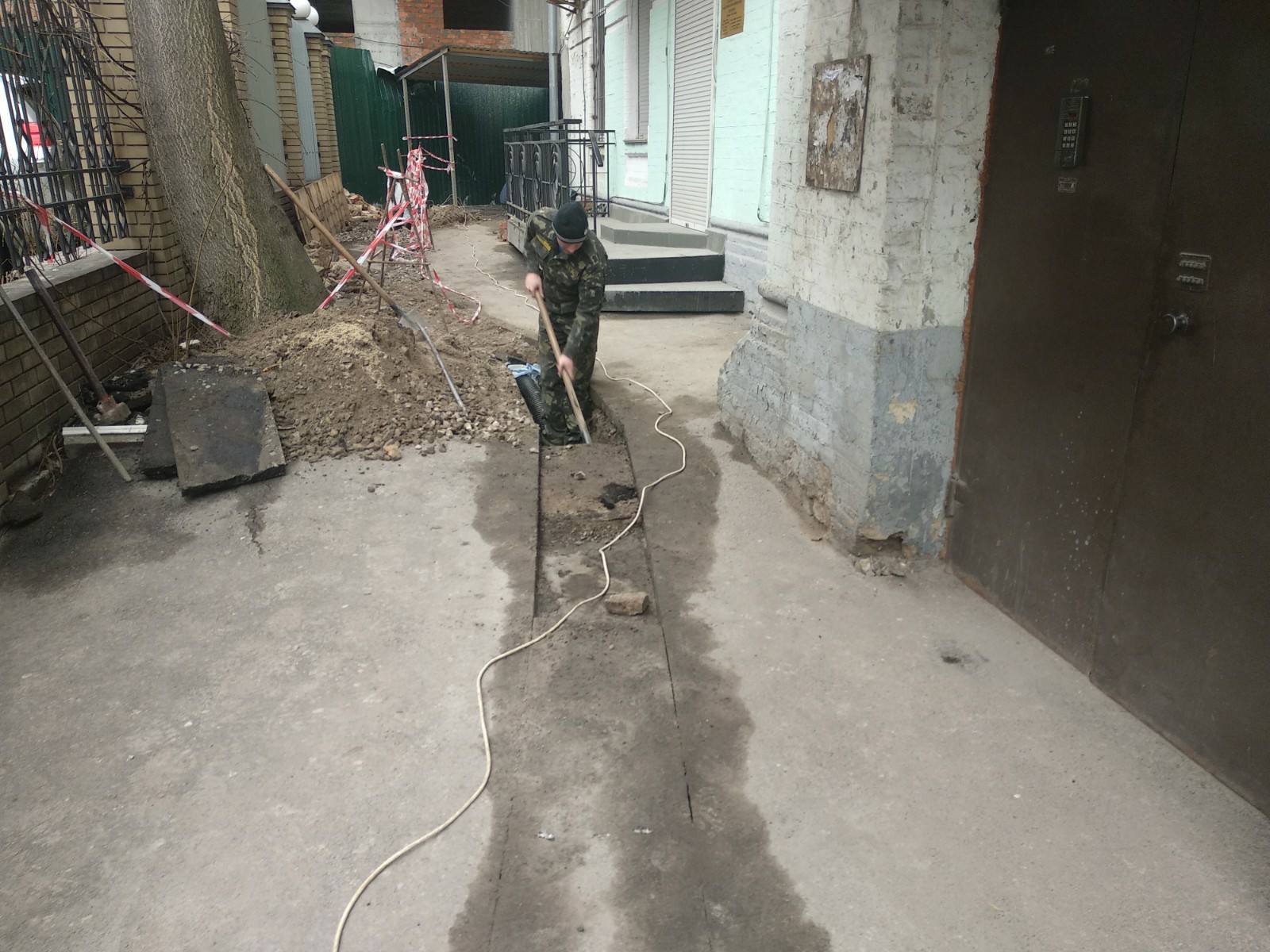 Компания скандального застройщика Ваврыша без разрешения выкопала траншею во дворе жилого дома на Подоле (фото)