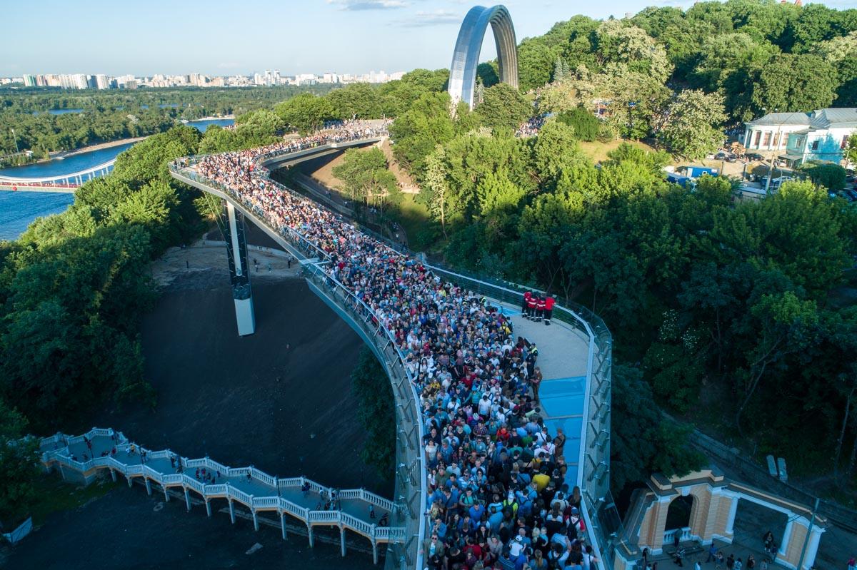 Кличко похвастался, что на строительстве скандального пешеходного моста Киев сэкономил более 100 млн гривен