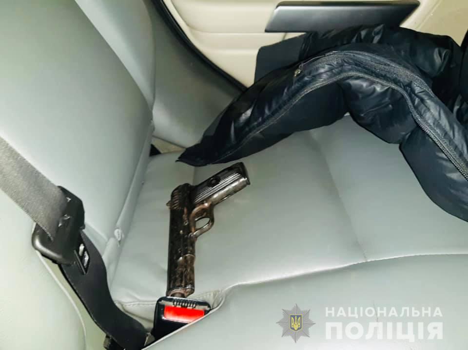 На Броварском проспекте в Киеве полиция применила оружие для остановки автомобиля (фото)