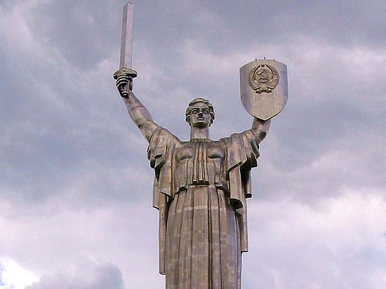 Директор Украинского института национальной памяти хочет демонтировать с монумента “Родина-Мать” в Киеве герб СССР