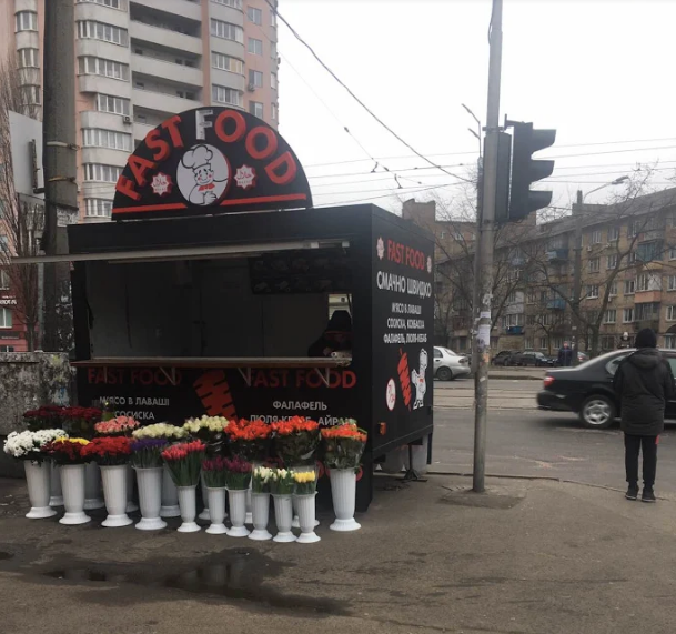 Столичную власть попросили убрать МАФ у остановки общественного транспорта на улице Бориспольской