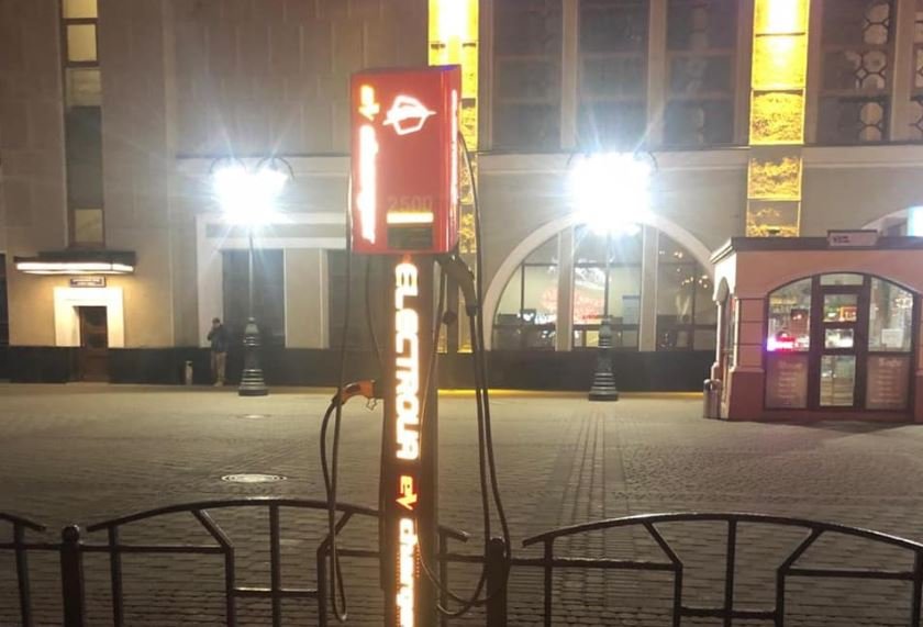Зарядки для электрокаров установили возле центрального ж/д вокзала Киева (фото)