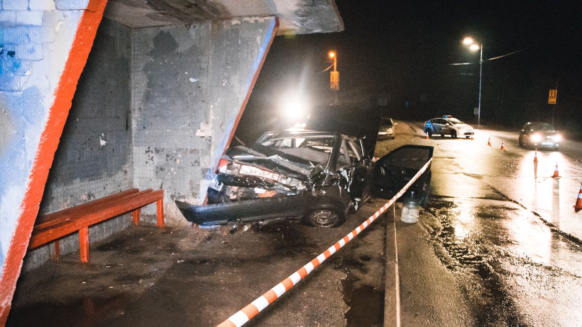 В киевских Бортничах из-за ДТП автомобиль врезался в остановку транспорта, пострадали три человека (фото, видео)
