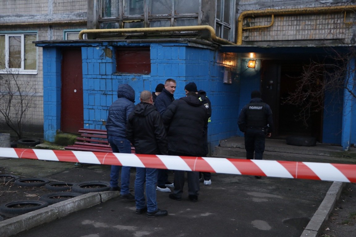 В подвале дома на Харьковском шоссе в Киеве обнаружили тело пенсионерки (видео)