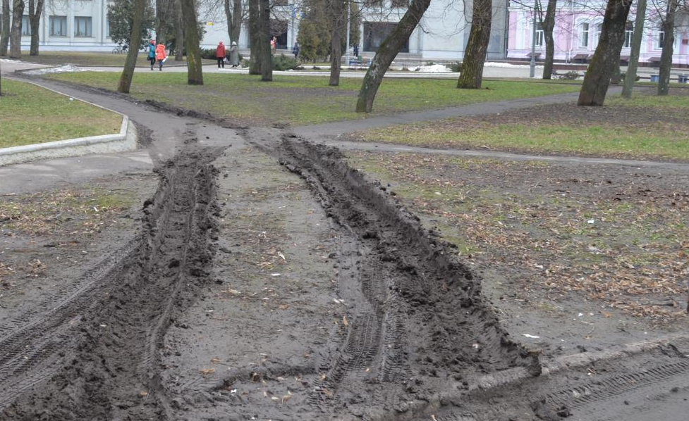 Жители дома на столичном Чоколовском бульваре возмущены уничтожением зеленой зоны работниками “Киевхлеба”
