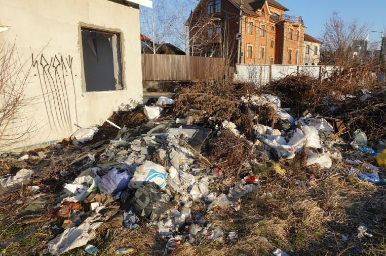 Жителей Печерского района столицы беспокоят уничтоженные межевые знаки на улице Ольшанской