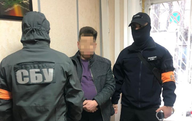 Работника Миграционной службы задержали в Киеве при получении взятки