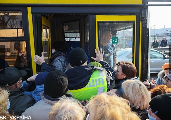 В Киеве пассажиры остановили автобус и заходили в него несмотря запрет полицейских (фото)