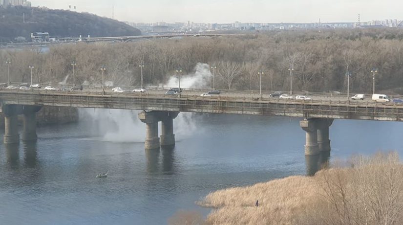 На мосту Патона в Киеве произошел прорыв теплотрассы