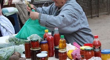 В Киеве женщине присудили штраф на 17 тысяч гривен за торговлю с рук продуктами питания