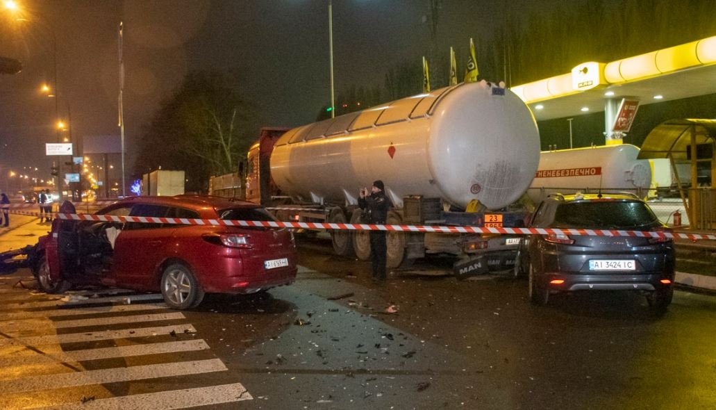В Киеве после столкновения два автомобиля вылетели на заправку в врезались в столб и бензовоз (фото, видео)