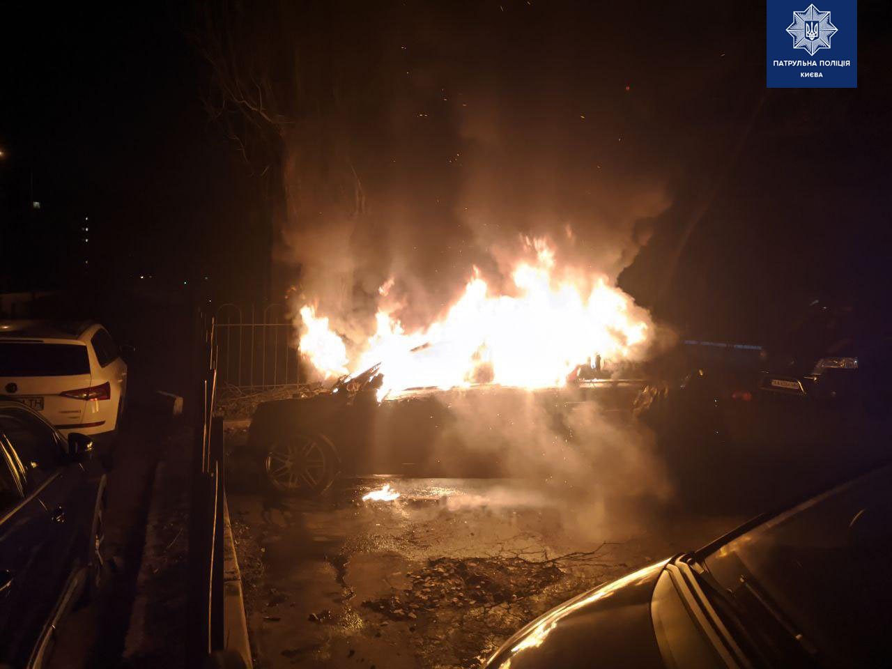 В Киеве пьяный водитель скрываясь от полиции врезался в бетонные блоки, автомобиль опрокинулся и загорелся (фото)