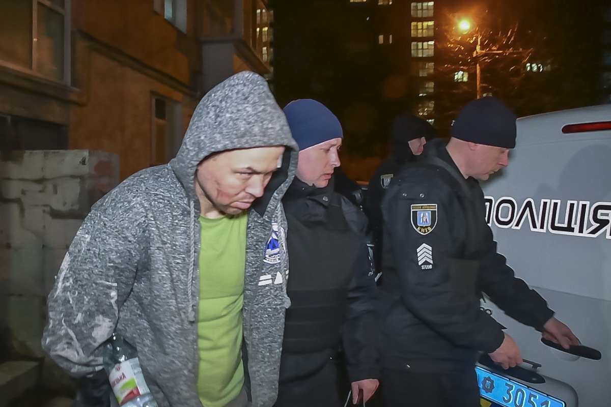 Неадекватный мужчина устроил погром в подъезде одного из домов на бульваре Леси Украинки в Киеве (фото, видео)