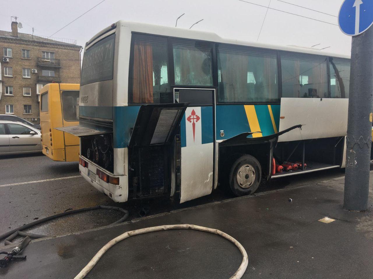 На столичном проспекте Победы горел пассажирский автобус (видео)