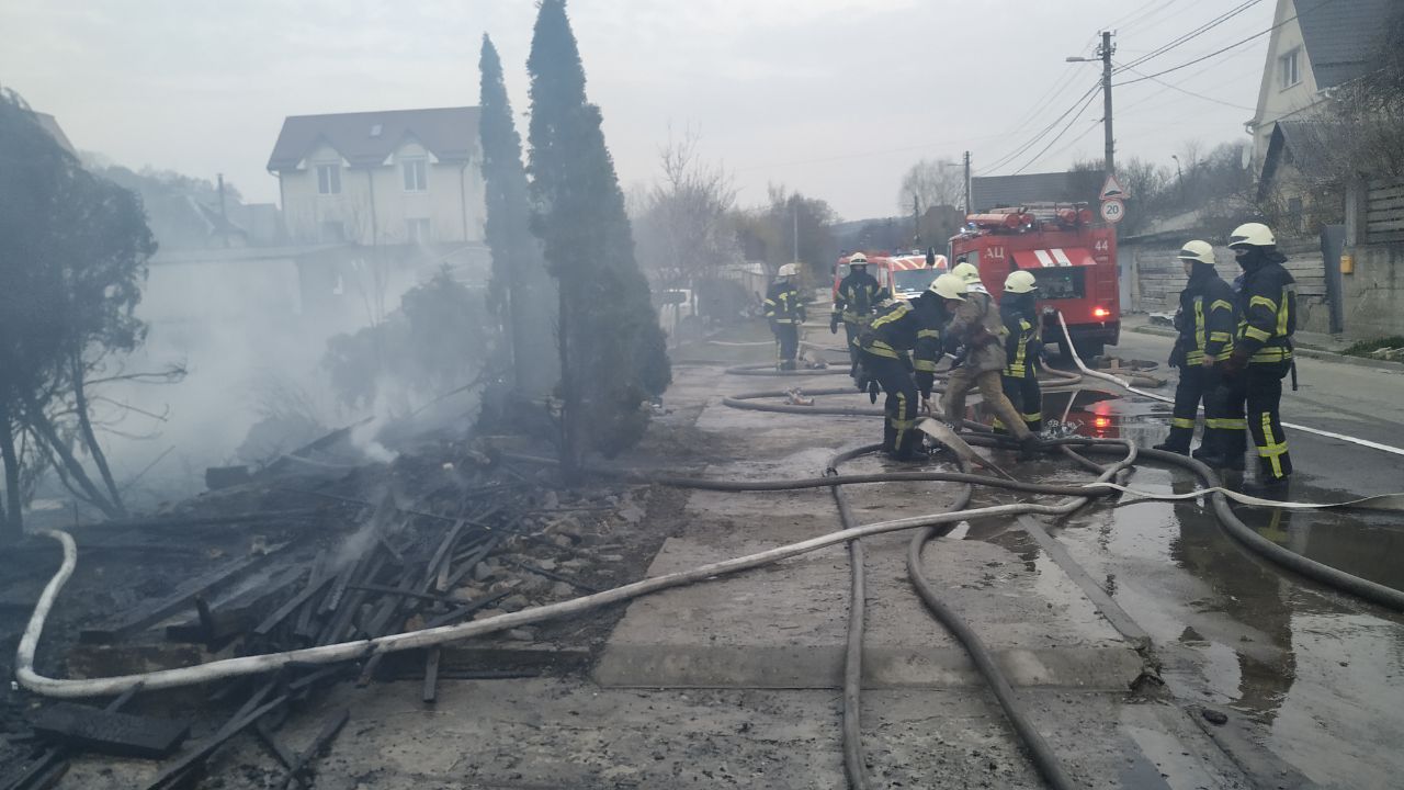 В Голосеевском районе Киева сгорел трехэтажный частный дом (фото)