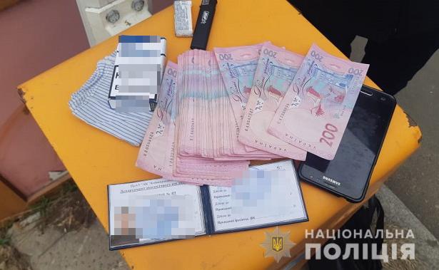 Полиция задержала при получении 15 тысяч гривен взятки сотрудника “Киевводоканала” (фото)