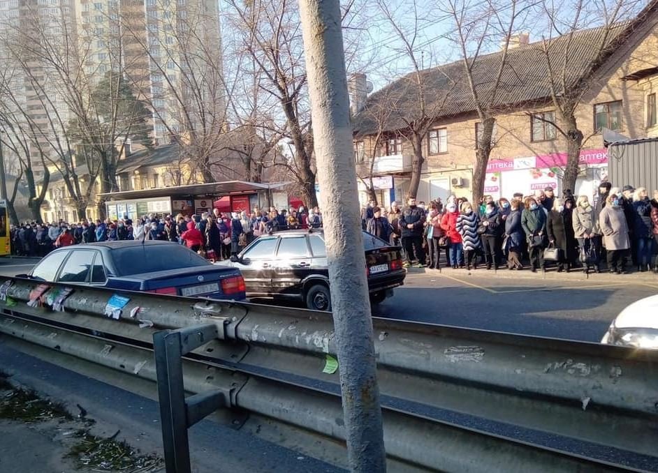 В Киеве требование ездить в транспорте не больше 10 человек и в масках не соблюдается (фото, видео)