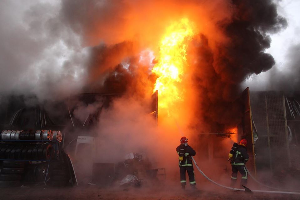 Ночной пожар в Дарницком районе Киева не удавалось ликвидировать больше часа