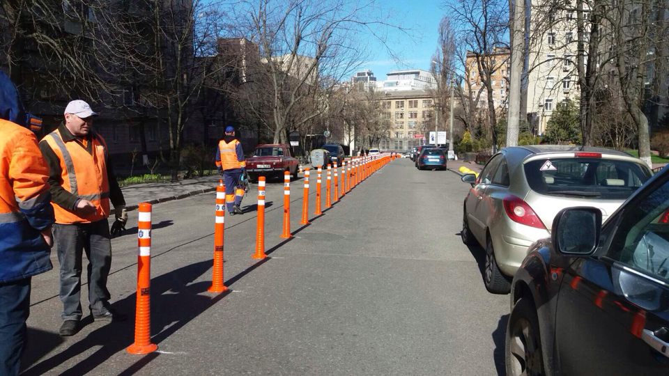 На части улицы Предславинской в Киеве установили делиниаторы
