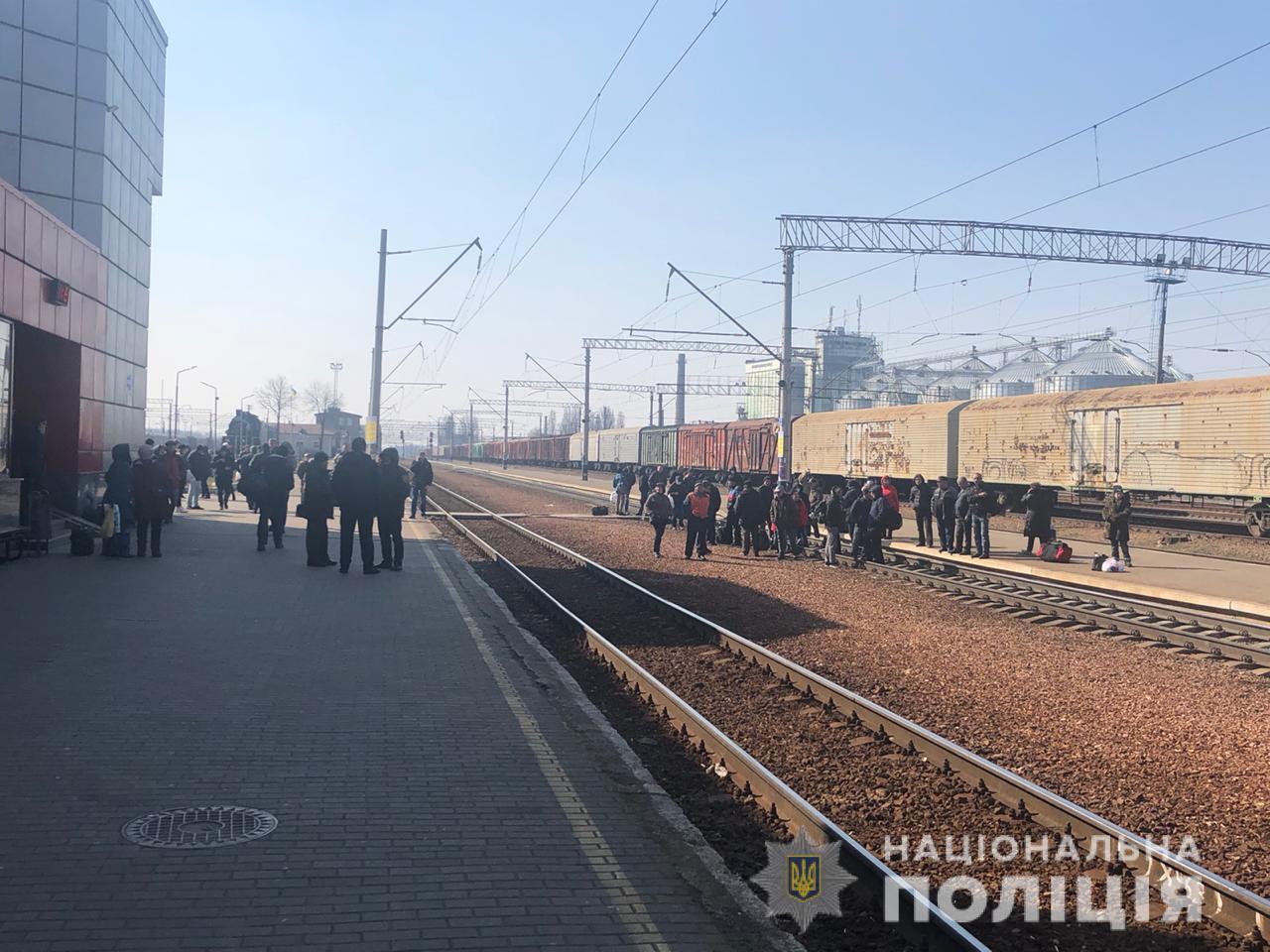 Возмущенные пассажиры блокировали движение поездов в Фастове на Киевщине