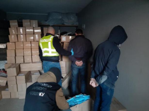 Похитившая 100 тысяч масок группа лиц задержана в Киеве