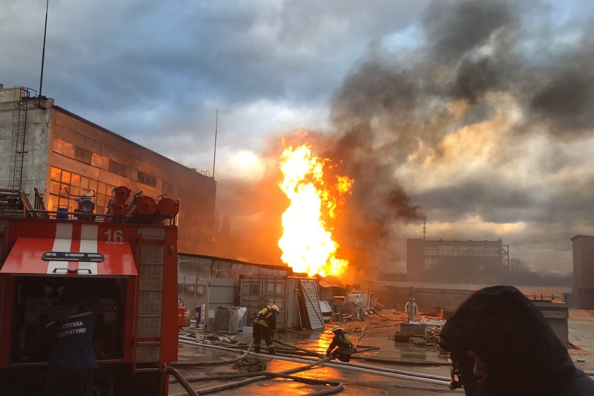 Рядом с бывшим заводом “Радикал” горят склады (фото, видео)