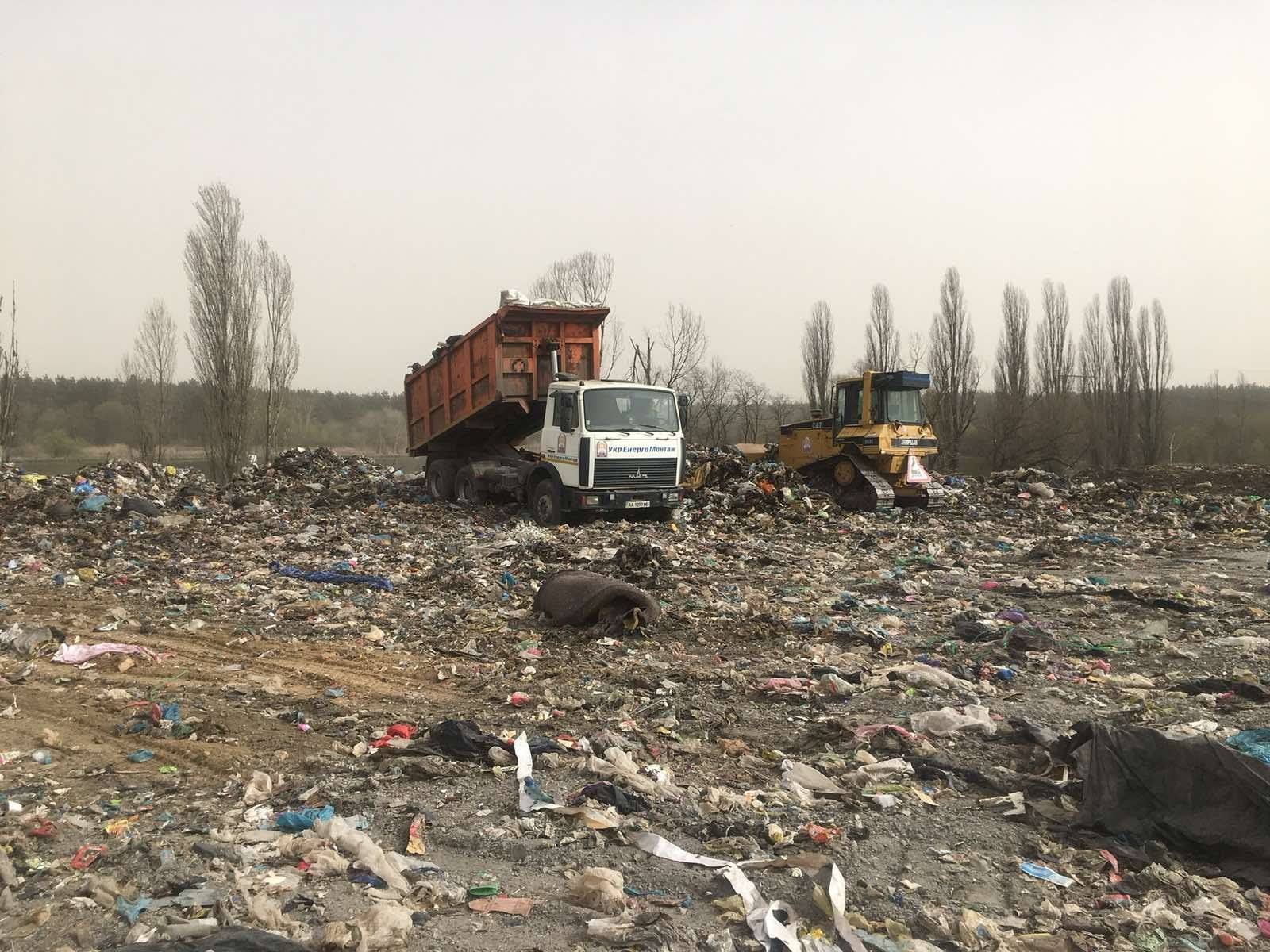 Ущерб от вывоза коммунальщиками мусора на закрытый полигон в Бориспольском районе превысил 207 млн гривен