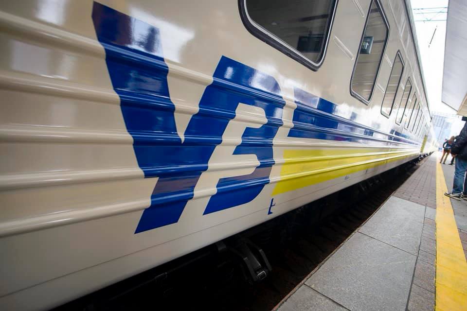 С начала апреля “Укрзализныця” перевезла служебными поездами более 43 тысяч сотрудников экстренных служб