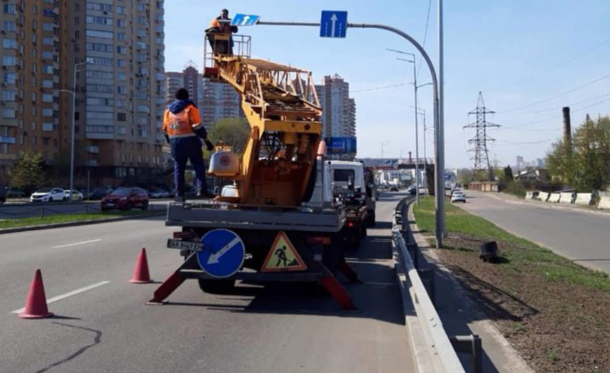 На Саперно-Слободской в Киеве коммунальщики демонтировали “светофор-призрак”