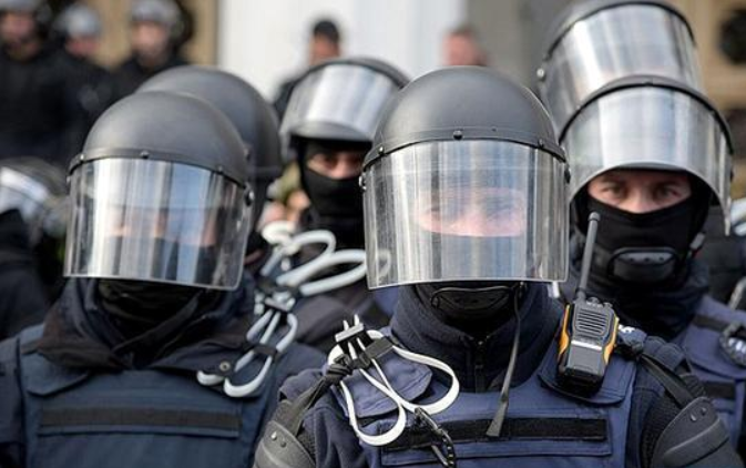 Полиция с применением силы задержала протестующих против стройки Ваврыша на улице Лабораторной в Киеве (видео)
