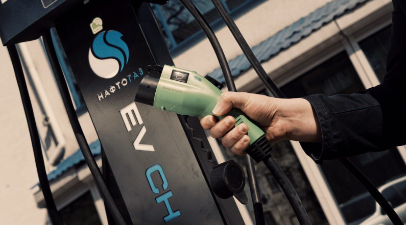 “Нафтогаз” установил свою первую электрозаправку на Кловском спуске в Киеве (видео)